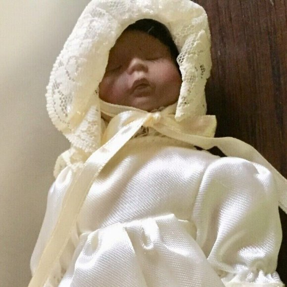 Avon 2000 Special Memories Mother and Child Porcelain Doll “Joyce” - Picture 3 of 3